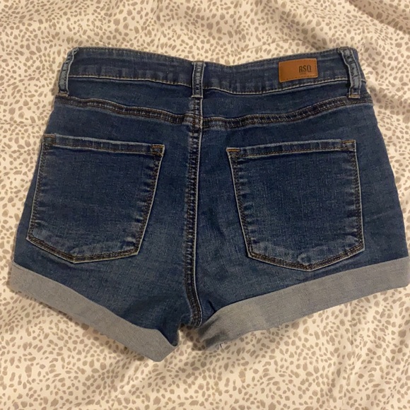 girls tillys jean shorts m/l - Picture 2 of 2